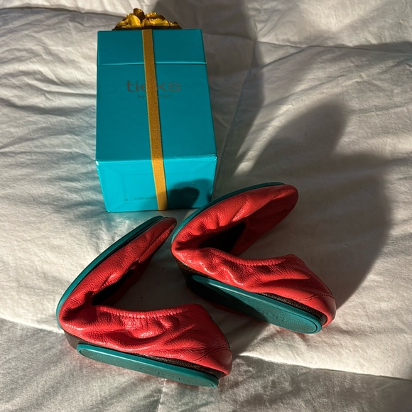 Poppy Tieks size 8 - Picture 2 of 7